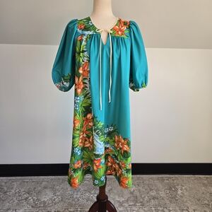Sidan Hawaii Vintage Waterfall Muumuu